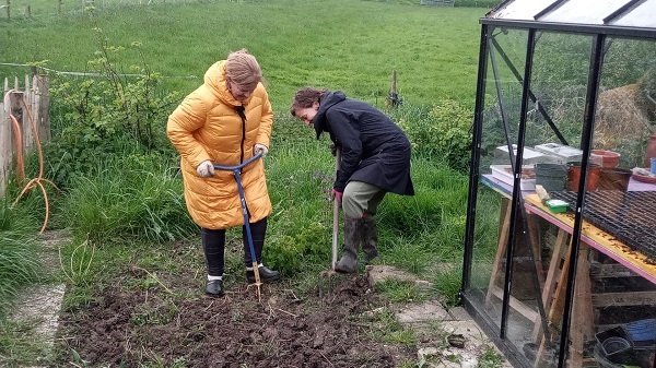 Afbeelding inwoners in buurttuin